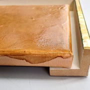 Querschnitt eines Schattenfugen Rahmenprofils mit eingelegtem Leinwandbild auf Keilrahmen.